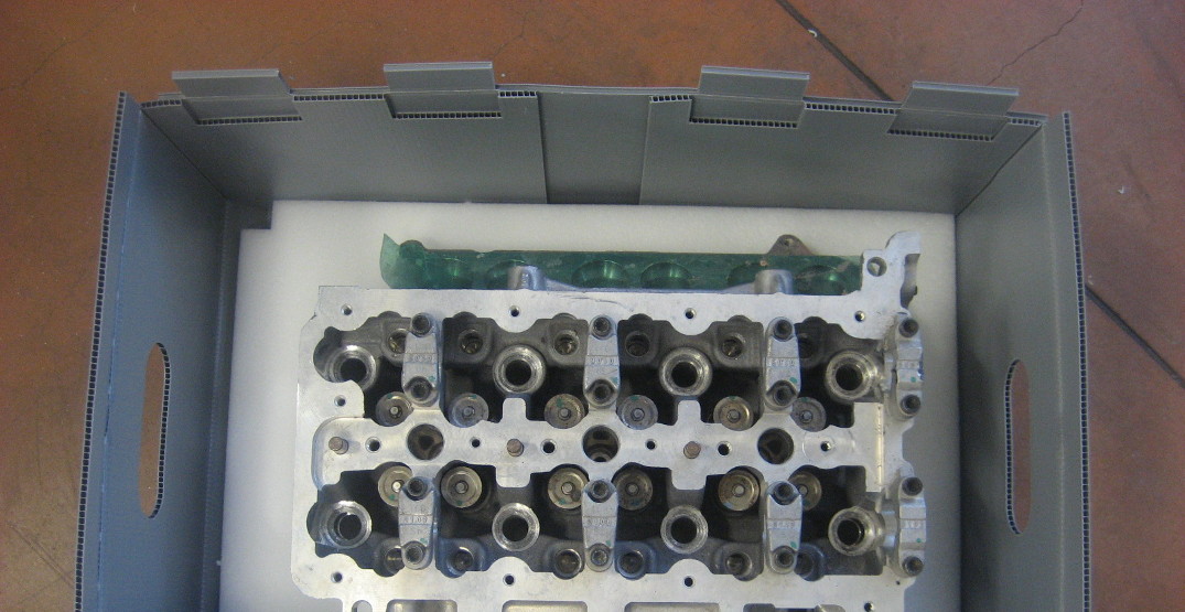 Individuelle Stapelbox mit individueller Innenverpackung aus PP Hohlkammerplatte für empfindliche Metallteile in der FErtigungslogistik