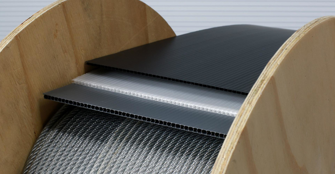 Stahlseil verpacken schützen PP-Platten 1075 555 Stahlseil oder große Kabelspule verpacken und schützen mit PP-Platten