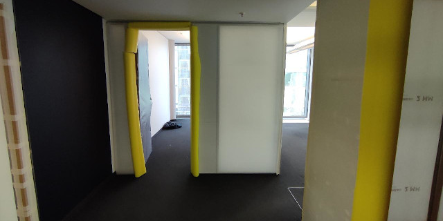 Schutz von Wänden auf der Baustelle mit Kunststoffplatten HKP