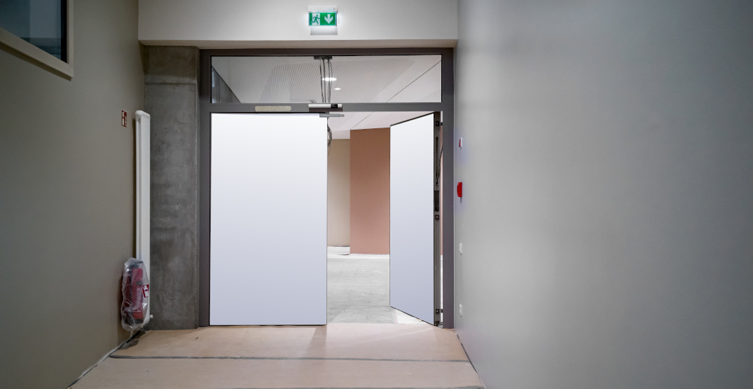 Auf Maß geschnittene Hohlkammerplatten HKP aus PP schützen Türen auf Baustellen Schutz für Glastüren auf Baustellen mit Hohlkammerplatten HKP aus Polypropylen