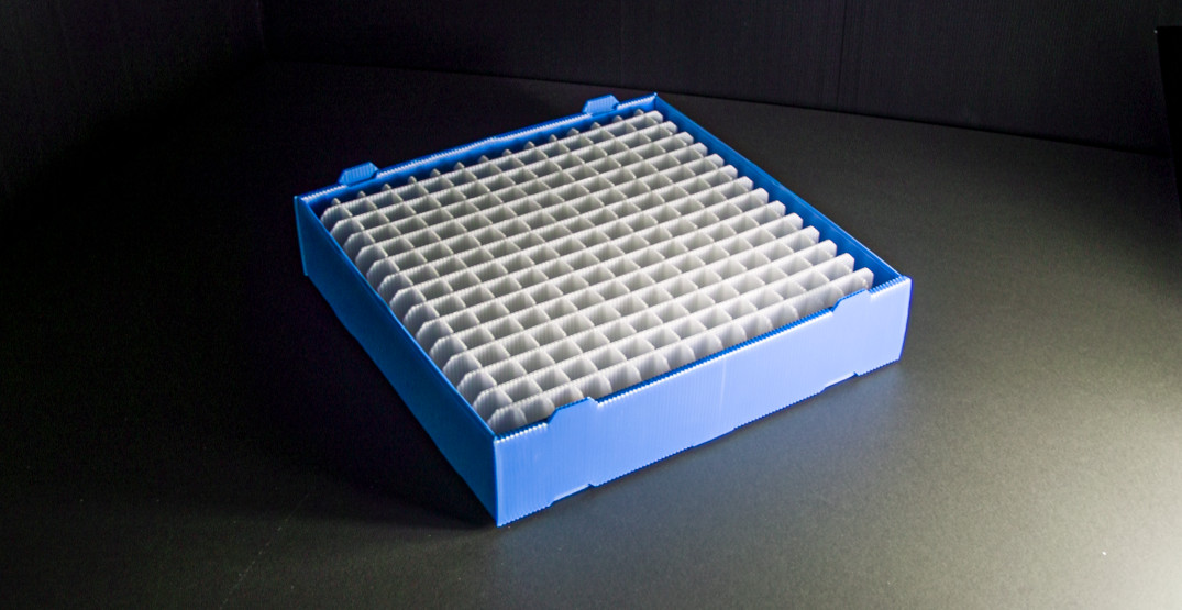 Stapelbares Tray Box für Metallbauteile wasserfest aus PP Hohlkammerplatte HKP