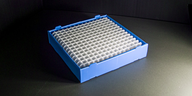Stapelbare Trays für die Produktionslogistik für Metallhülsen und Vials aus PP-Platten 640 320 Stapelbares blaues Tray mit Gefach für Metallbauteile wasserfest aus PP Hohlkammerplatte HKP