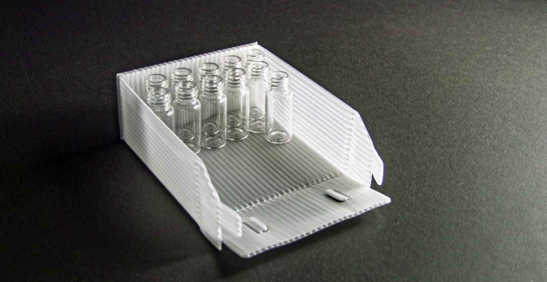 Tray wasserfest reinraumfähig für Flaschen Röhrchen oder Vials aus PP-Platten Schnellverschluss 1075 555 Tray für Fläschchen ohne Gefach mit Steckverschluss aus Kunststoff PP Hohlkammerplatte HKP
