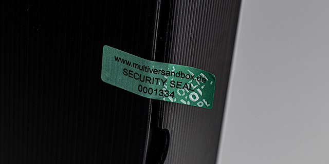 Sicherheitssiegel für Mehrweg-Versandboxen Multiversandbox aus PP-Platten in geöffnet zeigt unbefugtes Öffnen der Verpackung an