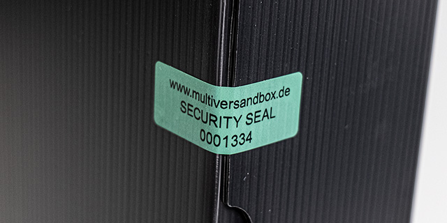 Sicherheitssiegel für Mehrweg-Versandboxen Multiversandbox aus PP-Platten in geschlossen