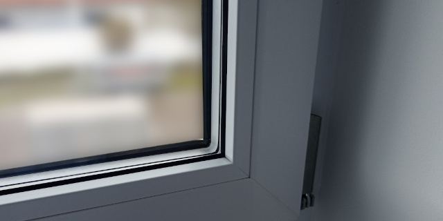 Montagehilfe für Schutzplatten für Fenster auf Baustellen Glass-Pin Montageschritt 1 Klebefläche reinigen