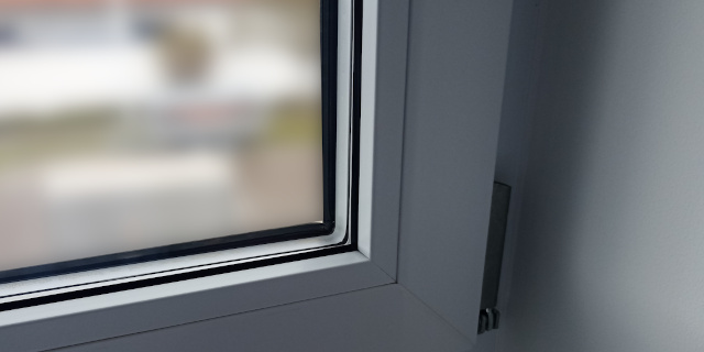 Fenster für Glaspin Befestigung Fensterschutz aus PP 640 320 Montagehilfe für Schutzplatten für Fenster auf Baustellen Glass-Pin Montageschritt 1 Klebefläche reinigen