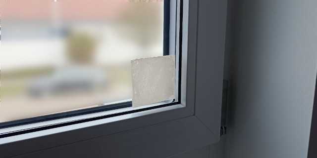Klebepatch für Glaspin Befestigung Fensterschutz aus PP 640 320 Montagehilfe für Schutzplatten für Fenster auf Baustellen Glass-Pin Montageschritt 2 Klebepatch anbringen
