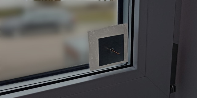 Klebepatch für Glaspin mit Pin Befestigung Fensterschutz aus PP 640 320 Montagehilfe für Schutzplatten für Fenster auf Baustellen Glass-Pin Montageschritt 3 Pin aufkleben