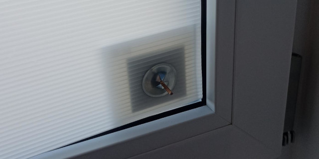 Klebepatch für Glaspin mit Pin PP-Platte Sicherungsscheibe Befestigung Fensterschutz aus PP 640 320 Montagehilfe für Schutzplatten für Fenster auf Baustellen Glass-Pin Montageschritt 5 Sicherungsscheibe aufstecken