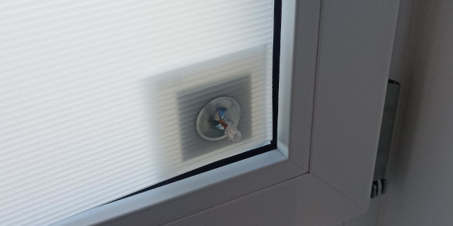 Klebepatch für Glaspin mit Pin PP-Platte Sicherungsscheibe Spitzenschutz Befestigung Fensterschutz aus PP 640 320 Komplettsystem PP Protect für schnell montierbaren sicheren Schutz empfindlicher Oberflächen auf Baustellen
