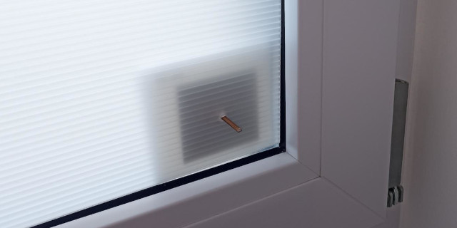 Montagehilfe für Schutzplatten für Fenster auf Baustellen Glass-Pin Montageschritt 4 PP-Stegplatte aufstecken