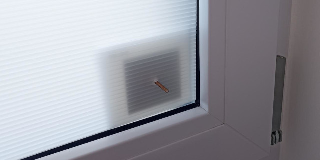 Klebepatch für Glaspin mit Pin und PP-Platte Befestigung Fensterschutz aus PP 640 320 Montagehilfe für Schutzplatten für Fenster auf Baustellen Glass-Pin Montageschritt 4 PP-Stegplatte aufstecken