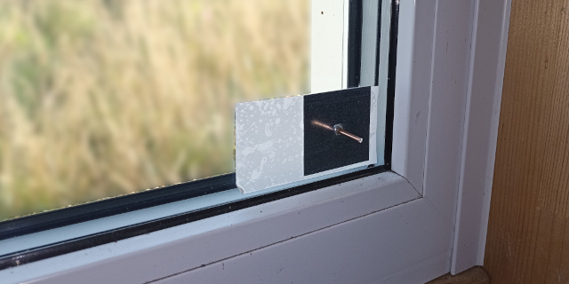 Befestigungspin für Schutzplatte für Fenster auf Baustellen mit wieder abziehbarem Unterlegeband, Teil des Gesamtsystems PP Protect