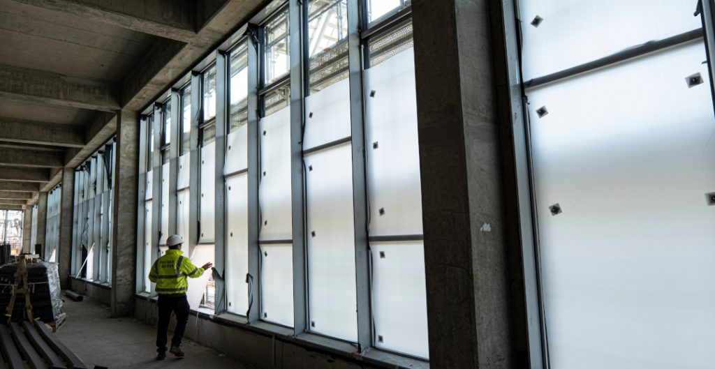 Stegplatten aus PP als Schutz für Fenster auf Baustellen montiert mit dem Montagesystem Glass-Pin