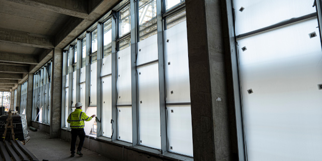 Montagesystem für Schutzplatten auf Baustellen Glass-Pin Außenfassade 640 320 Stegplatten aus PP als Schutz für Fenster auf Baustellen Montagesystem Glass-Pin
