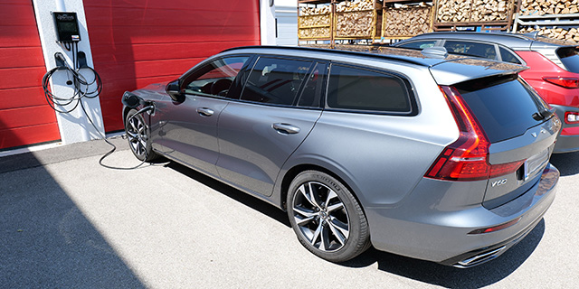 Firmenfahrzeuge der PPPlatten GmbH durchgehend hybrid oder vollelektrisch 640 320 Laden eines elektrischen Firmanautos bei der PPPlatten GmbH