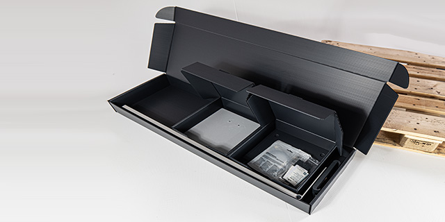 Versandbox für iPad Ständer im Verleih alles offen mit Inhalt 2 640 320 Versandbox aus PP-Platte für iPad Ständer im Verleih offen mit Inhalt Draufsicht