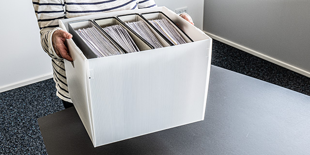 Kallax Box aus PP Stegplatte beladen mit vier vollen Aktenordnern 640 320 Kallax Box aus PP-Stegplatte beladen mit vier vollen Aktenordnern
