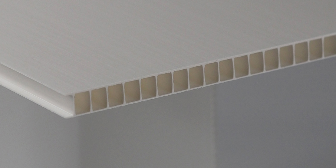 Schnittkante eines Stegplatten-Zuschnitts