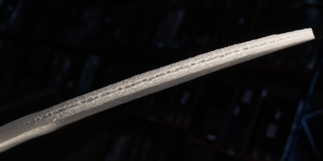 Seitenansicht einer Noppenplatte aus PP mit beidseitiger Schaumschicht für Dämpfung und Rutschhemmung