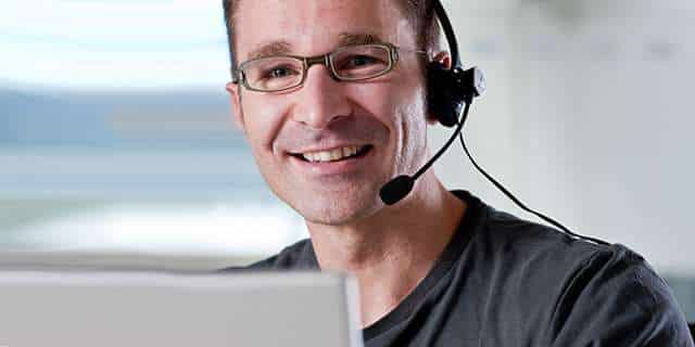 Mann mit Headset bi der telefonischen Beratung über PP Hohlkammerplatten