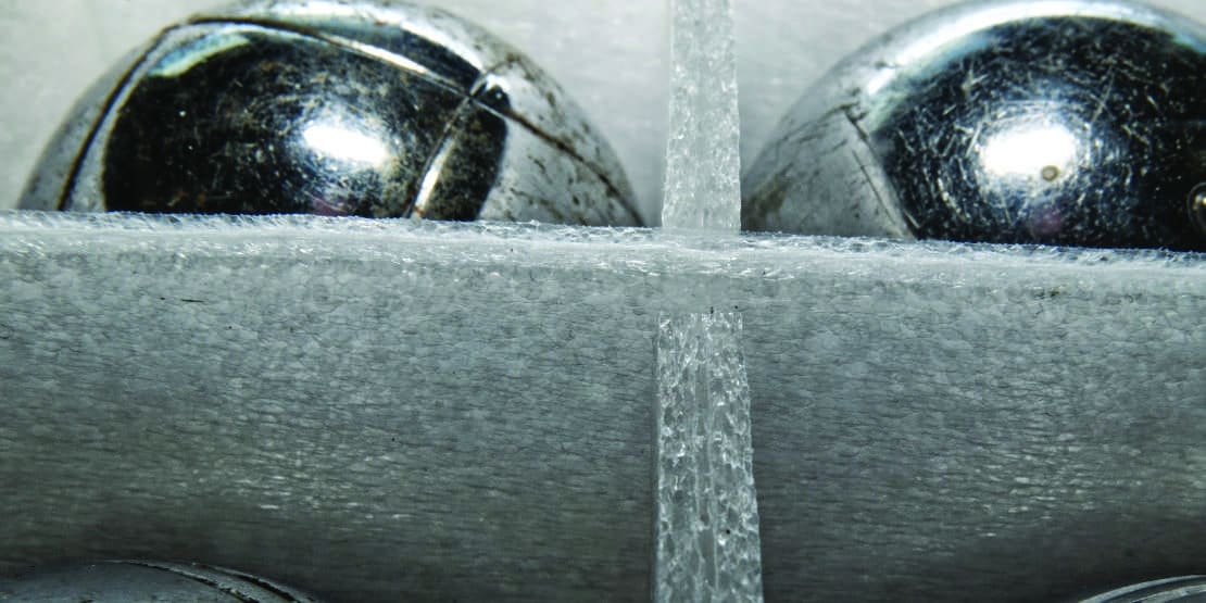 Gefach aus schaumbeschichteter PP Hohlkammerplatte mit Metallkugeln Nahaufnahme
