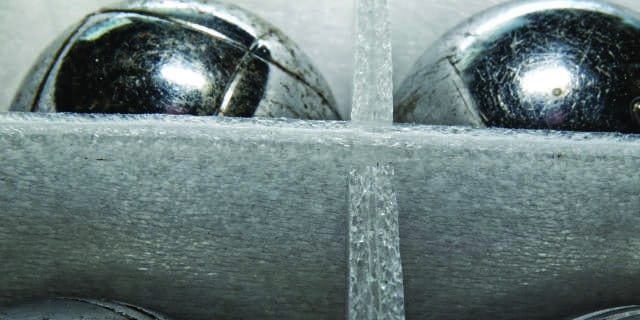 Gefache aus schaumbeschichteter PP Hohlkammerplatte mit Metallkugeln Nahaufnahme