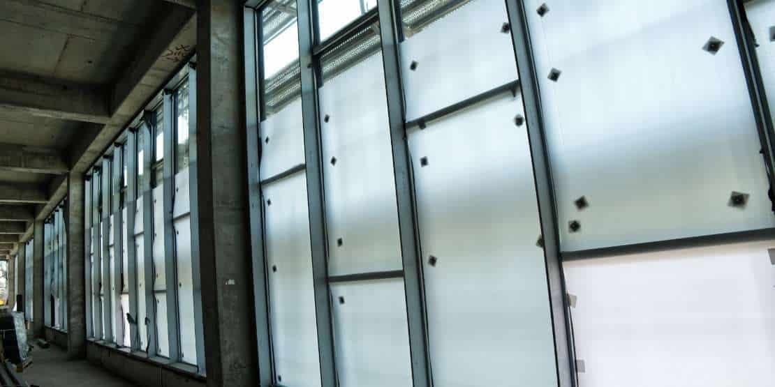 Fenster schützen auf Baustellen Fensterfront mit montierten Schutzplatten