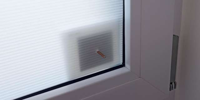 Klebepatch-fuer-Glaspin-mit-Pin-und-PP-Platte-Befestigung-Fensterschutz-aus-PP-640-320