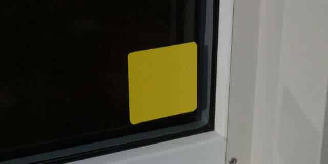 Klebepatch-gelb-zum-befestigen-aussen-von-PPProtect-Schutzsystem-fuer-Fenster-auf-Baustellen-640-320
