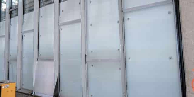 Montagesystem-fuer-Schutzplatten-auf-Baustellen-Glass-Pin-Lichthof-640-320