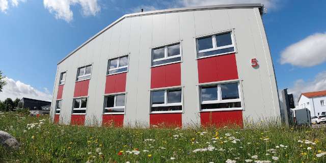 Blühwiese vor dem Gebäude der PPPlatten GmbH