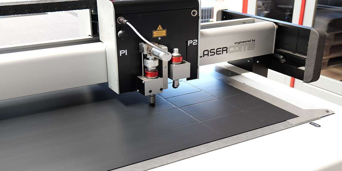 Schneiden-von-schwarzen-Polypropylen-Stegplatten-mit-dem-Plotter-1110-555