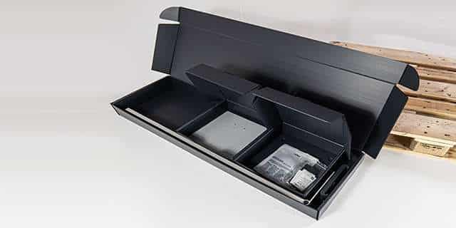 Mehrweg-Versandbox für iPad-Staender im Verleih offen mit Inhalt