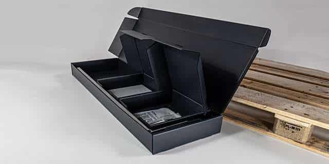 Mehrweg-Versandbox für iPad-Staender im Verleih offen mit Inhalt