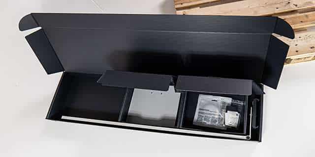 Mehrweg-Versandbox für iPad-Staender im Verleih offen mit Inhalt