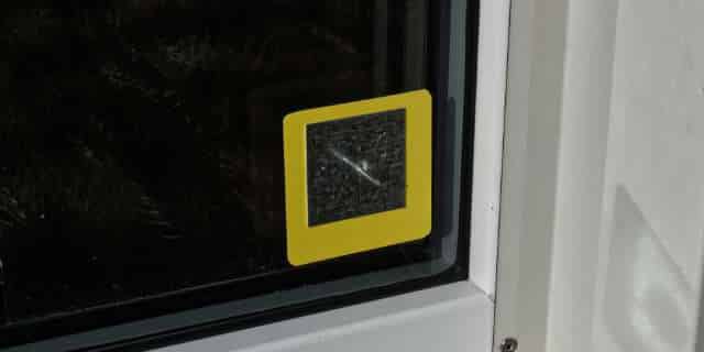 Klebepatch gelb mit Pin zum Befestigen außen von Schutz für Fenster auf Baustellen