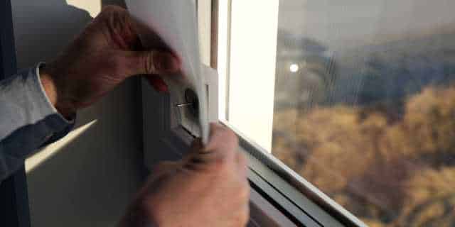 Demontage einer Schutzplatte für fenster auf Baustellen