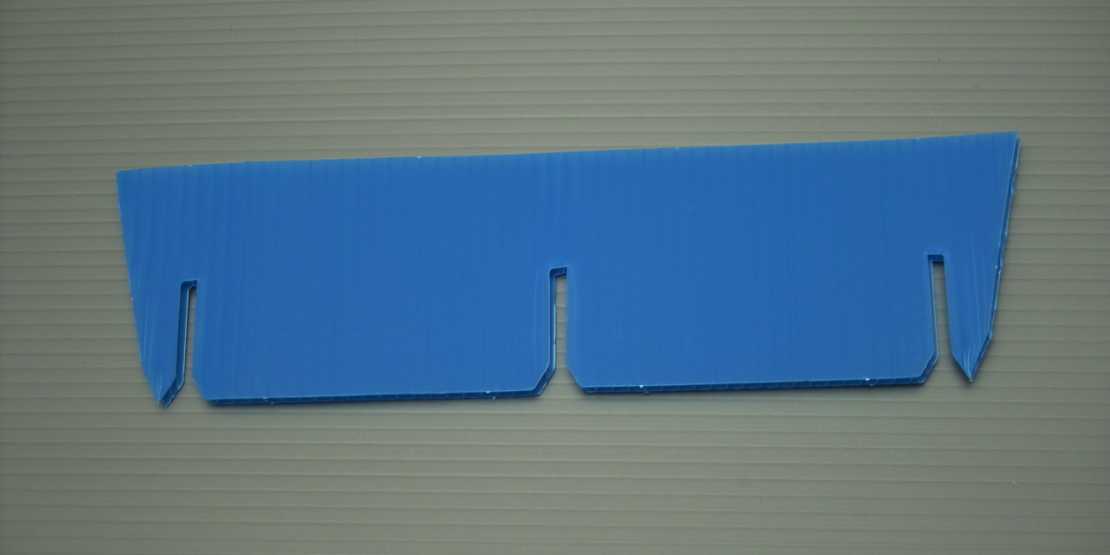 Quersteg eines konischen Gefaches aus PP Hohlkammerplatte blau, drei gerade Schlitzungen