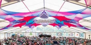 Innendekoration für ein Eventzelt uf einem Yoga-Festival