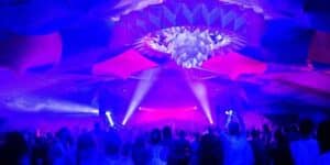 Kreative Event Dekoration für Rave bunt aus PP-Platten 640 320