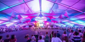 Innendekoration aus PP-Platten für Eventzelt auf einem festival