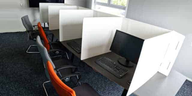 Raum mit vier für Prüfung abgetrennten Computerarbeitsplätzen