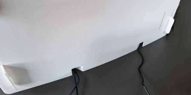 Sichtschutzwand mit zwei Kabeldurführungen für Prüfungen am Bildschirm