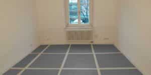 Böden aus Baustellen schützen mit PP-Hex Platten Raum komplett ausgelegt und mit Tape verklebt