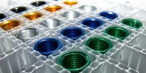 Eloxierte Metallteile in einer Autostore Box mit individuellem Gefache