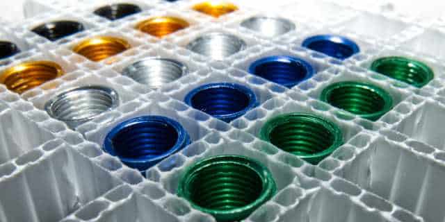 Eloxierte Metallteile in einer Autostore Box mit individuellem Gefache
