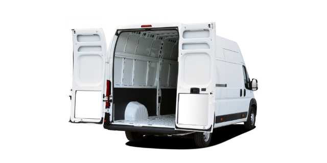Heckansicht eines Kleintransporters ohne Laderaumauskleidung