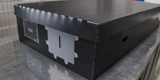 Doukmententasche und Klebefläche an großer Box für die Produktionslogistik